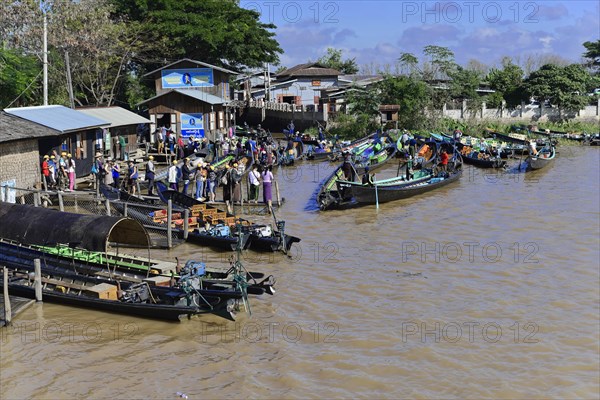 Riverside market activity with boats and people trading, Pindaya, Inle Lake, Myanmar, Asia