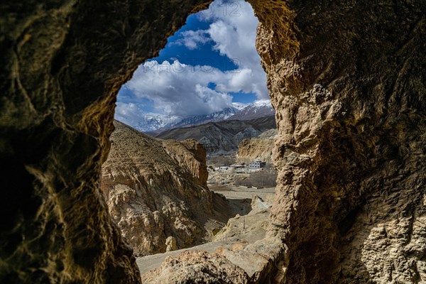 Window in a deserted cave appartment, Garphu, Kingdom of Mustang, Nepal, Asia