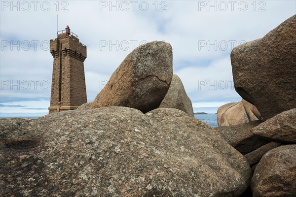 Lighthouse and granite rock, Phare de Ploumanac'h, Phare de Mean Ruz, Cote de Granit Rose, Ploumanach, Brittany, France, Europe