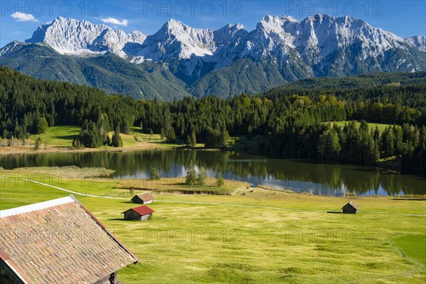 Geroldsee, behind it the Karwendel Mountains, Werdenfelser Land, Upper Bavaria, Bavaria, Germany, Europe