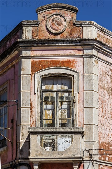 Dilapidated house facade, old, old building, withered, renovation, conservation, preservation, facade, crisis, economy, construction crisis, construction industry, dilapidated, crumbling, paint, in need of renovation, windows, unkempt, renovation, old building renovation, investment, bankruptcy, insolvency, insolvent, Portugal, Europe