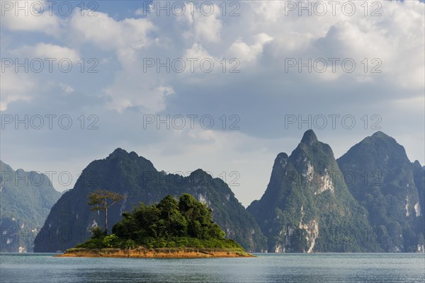 Limestone rocks in Cheow Lan Lake in Khao Sok National Park, nature, travel, holiday, lake, reservoir, landscape, rock, rock formation, attraction, rock face, water, tourism, boat trip, excursion, boat trip, nature reserve, landscape, natural landscape, travel photo, Thailand, Asia