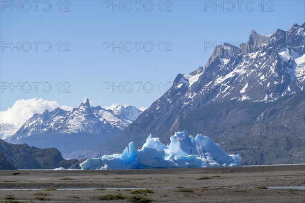 Iceberg, Lago Grey, Torres del Paine National Park, Parque Nacional Torres del Paine, Cordillera del Paine, Towers of the Blue Sky, Region de Magallanes y de la Antartica Chilena, Ultima Esperanza Province, UNESCO Biosphere Reserve, Patagonia, End of the World, Chile, South America