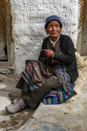 Old woman, Lo Manthang, Kingdom of Mustang, Nepal, Asia