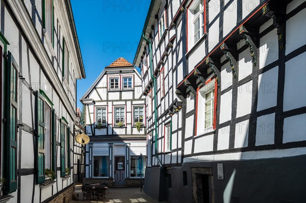 An idyllic street cafe surrounded by half-timbered houses on a sunny day, Old Town, Hattingen, Ennepe-Ruhr district, Ruhr area, North Rhine-Westphalia