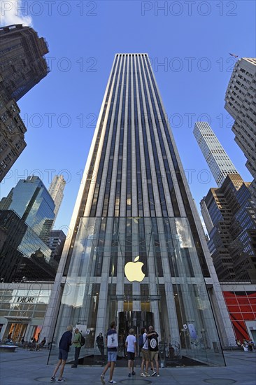 Entrance to the Apple Store in the General Motors high-rise building, at Grand Army Plaza, in the background 432 Park Avenue, Midtown Manhattan, New York City, New York, USA, North America