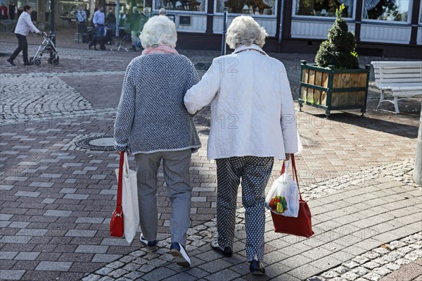 Two pensioners walk arm in arm in Bad Harzburg, 06.10.2018