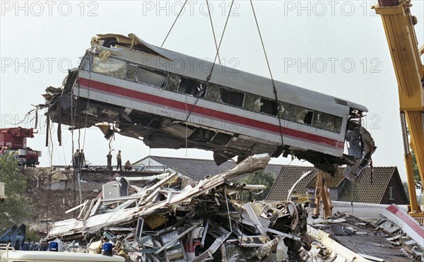 A crane lifts a destroyed ICE train carriage in Eschede on 6 June 1998. 102 people died in the worst Deutsche Bahn train accident