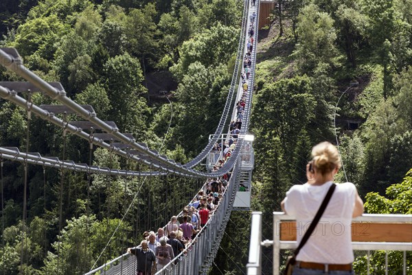 Visitors cross the rope suspension bridge at the Rappbode dam, 483 metres long, 100 metres above the valley floor, Oberharz, 11.06.2017