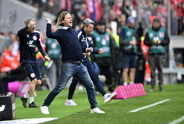 Coach Bo Henriksen 1. FSV Mainz 05, Goal celebration, Gesture, Gesture, Allianz Arena, Munich, Bavaria, Germany, Europe