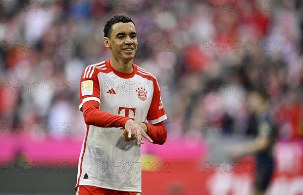 Goal celebration Jamal Musiala FC Bayern Munich FCB (42) Gesture, Gesture, Allianz Arena, Munich, Bavaria, Germany, Europe