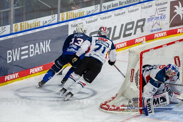 10.03.2024, DEL, German Ice Hockey League season 2023/24, 1st playoff round (pre-playoffs) : Adler Mannheim against Nuremberg Ice Tigers (2:1) . In a duel at the boards Stefan Loibl (13, Adler Mannheim) and Ludwig Bystroem (71, Nuremberg Ice Tigers)