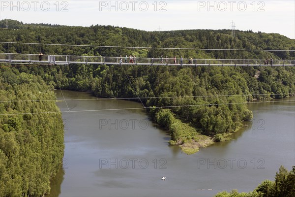 Visitors cross the rope suspension bridge at the Rappbode dam, 483 metres long, 100 metres above the valley floor, Oberharz, 11.06.2017