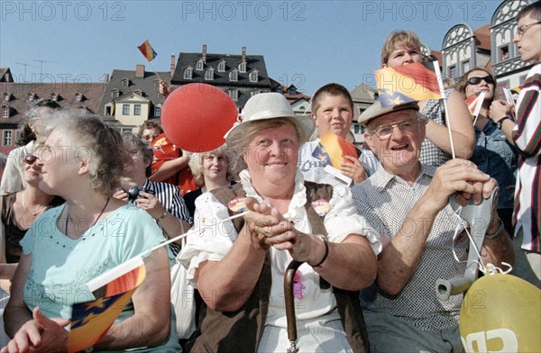 CDU supporters greet Helmut Kohl in front of his election campaign appearance on 14 August 1998 on the market square in Naumburg