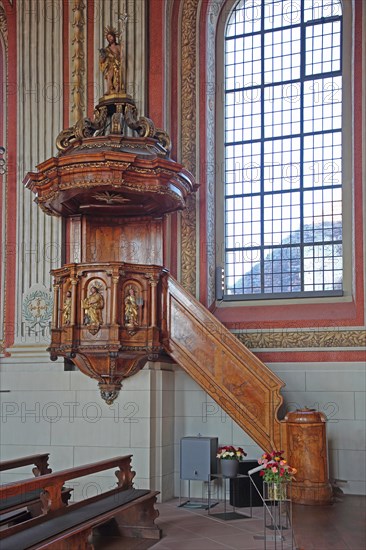 Pulpit with wood carving by Ebenist Johann Georg Nesstfell, arts and crafts, interior view, baroque, Mauritiuskirche, Wiesentheid, Lower Franconia, Franconia, Bavaria, Germany, Europe