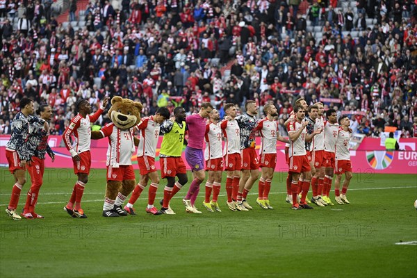 Final cheer, FC Bayern Munich FCB players thank the fans, mascot Berni FC Bayern Muenchen FCB (12), Allianz Arena, Munich, Bavaria, Germany, Europe