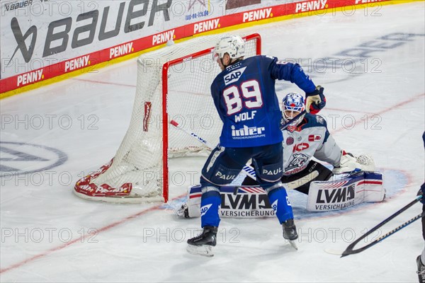 10.03.2024, DEL, German Ice Hockey League season 2023/24, 1st playoff round (pre-playoffs) : Adler Mannheim against Nuremberg Ice Tigers (2:1) . Daniel Wolf (89, Adler Mannheim) lurks for a chance in front of the Nuremberg Ice Tigers goal