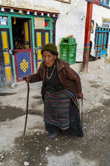 Old woman, Lo Manthang, Kingdom of Mustang, Nepal, Asia