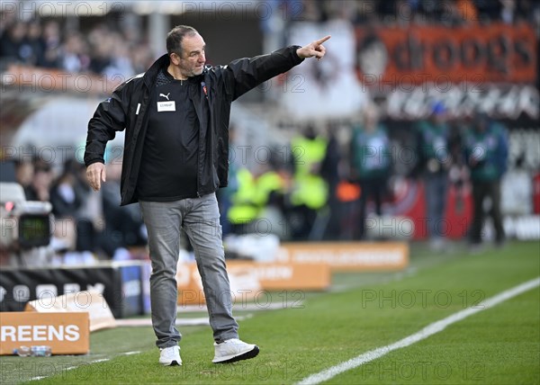 Coach Frank Schmidt 1. FC Heidenheim 1846 FCH on the sidelines, gesture, gesture, Voith-Arena, Heidenheim, Baden-Wuerttemberg, Germany, Europe