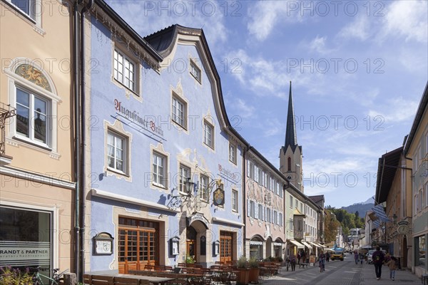Ludwigstrasse with historic houses and Lueftlmalereien, in the back church Maria Hammelfahrt, district Partenkirchen, Garmisch-Partenkirchen, Werdenfelser Land, Upper Bavaria, Bavaria, Germany, Europe