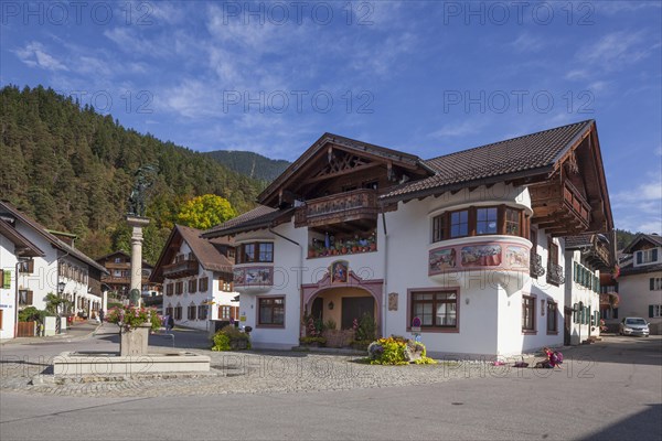 Fountains and historic houses with Lueftlmalereien, Partenkirchen district, Garmisch-Partenkirchen, Werdenfelser Land, Upper Bavaria, Bavaria, Germany, Europe