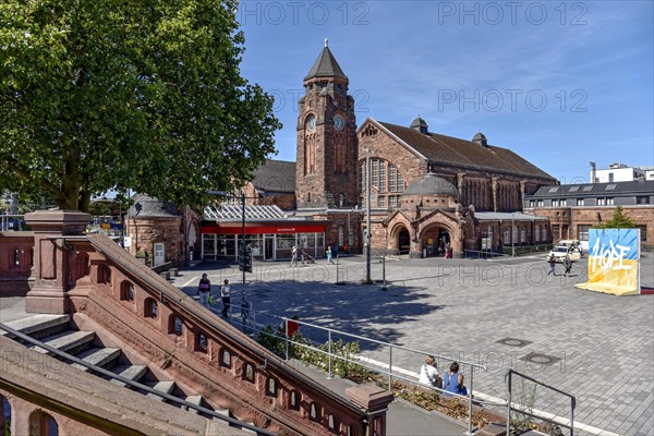 Historic Wilhelmine railway station, staircase, clock tower, reception building, neo-Romanesque and Art Nouveau, red sandstone, cultural monument, station square with section of the Berlin Wall, memorial for peace against war, Love and Hope by artist collective 3Steps, Giessen, Giessen, Hesse, Germany, Europe