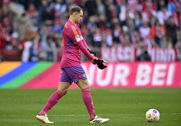 Goalkeeper Manuel Neuer FC Bayern Munich FCB (01) in pink jersey, puts on goalkeeper gloves, Allianz Arena, Munich, Bavaria, Germany, Europe
