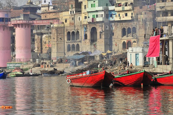 Boat in front of the ghats of a river in India, where laundry is hung out to dry, Varanasi, Uttar Pradesh, India, Asia