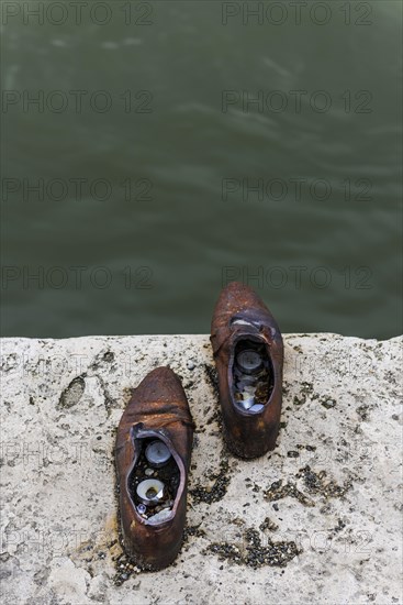 Holocaust memorial on the east bank of the Danube, shoes, memorial, war, persecution, murder, persecution of Jews, anti-Semitism, religion, racism, Eastern Europe, capital, Budapest, Hungary, Europe