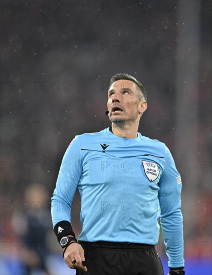 Referee Referee Slavko Vincic (SVN) Looking up, rain, Champions League, CL, Allianz Arena, Munich, Bavaria, Germany, Europe