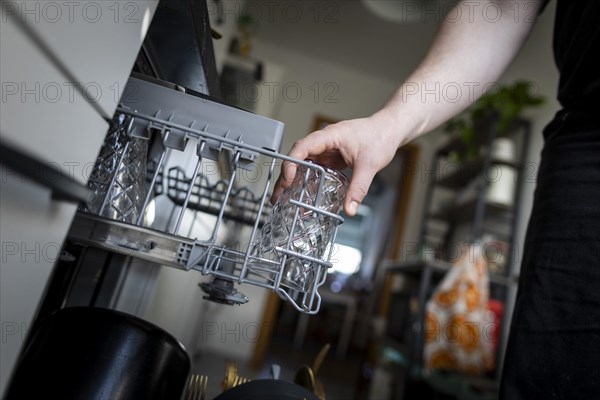 A man loads a dishwasher. Berlin, 08.03.2024