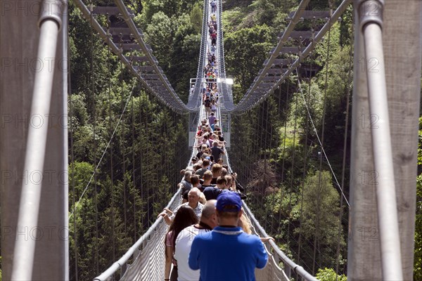 Visitors cross the rope suspension bridge at the Rappbode dam, 483 metres long, 100 metres above the valley floor, Oberharz, 11.06.2017