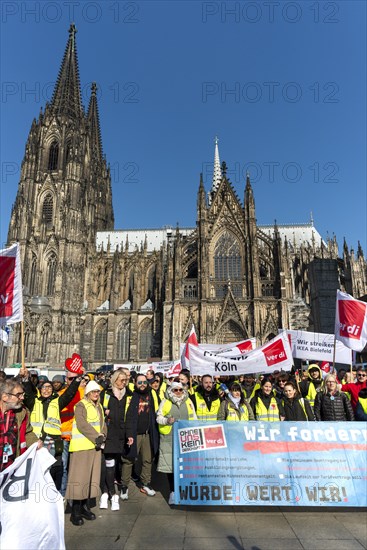 Demonstration for the warning strike of the trade union Ver.di on 8 March 2024 in Cologne, North Rhine-Westphalia, Germany, Europe