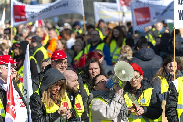 Demonstration for the warning strike of the trade union Ver.di on 8 March 2024 in Cologne, North Rhine-Westphalia, Germany, Europe