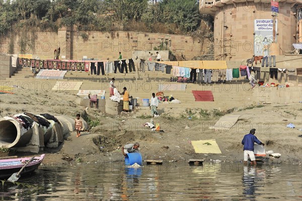 Everyday scene on the riverbank with laundry laid out to dry, Varanasi, Uttar Pradesh, India, Asia