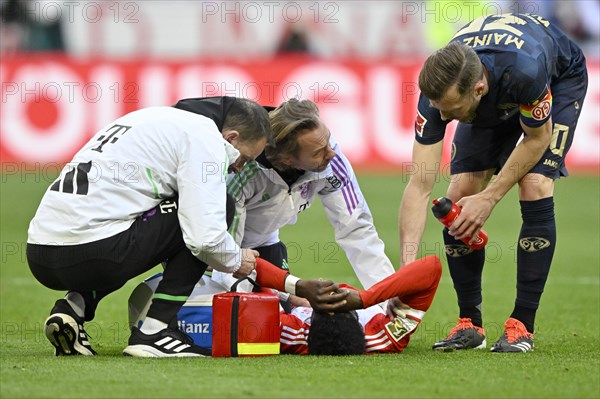 Alphonso Davies Bayern FC Munich FCB (19) injured, teeth smashed in, carer, Silvan Widmer 1. FSV Mainz 05 (30), Allianz Arena, Munich, Bavaria, Germany, Europe