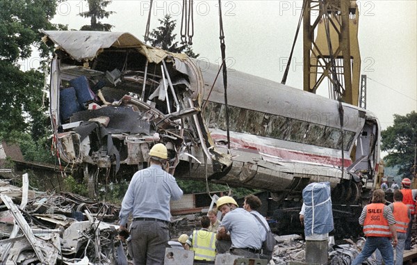 A crane lifts a destroyed ICE train carriage in Eschede on 6 June 1998. 102 people died in the worst Deutsche Bahn train accident