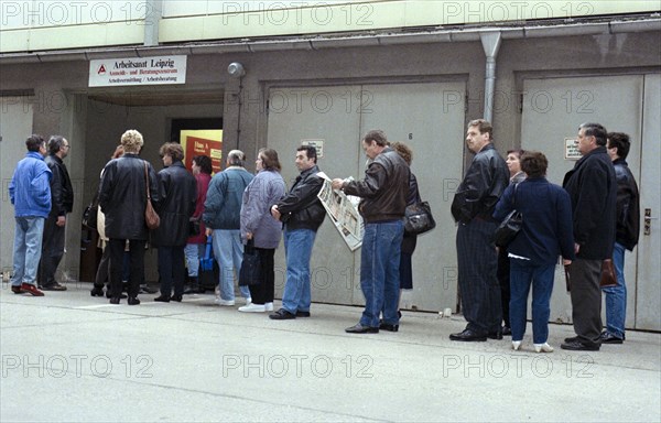 Unemployed people in a queue at the Leipzig job centre, 06/02/1997