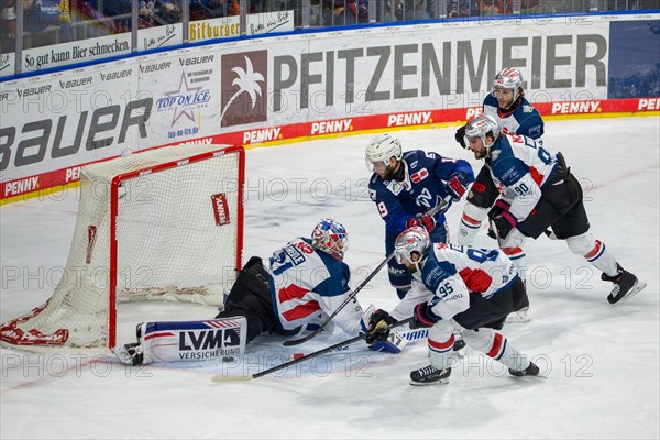 10.03.2024, DEL, German Ice Hockey League season 2023/24, 1st playoff round (pre-playoffs) : Adler Mannheim against Nuremberg Ice Tigers (2:1) . Linden Vey (19, Adler Mannheim) with a good scoring chance, goalkeeper Niklas Treutle (31, Nuremberg Ice Tigers) keeps his box clean in this situation