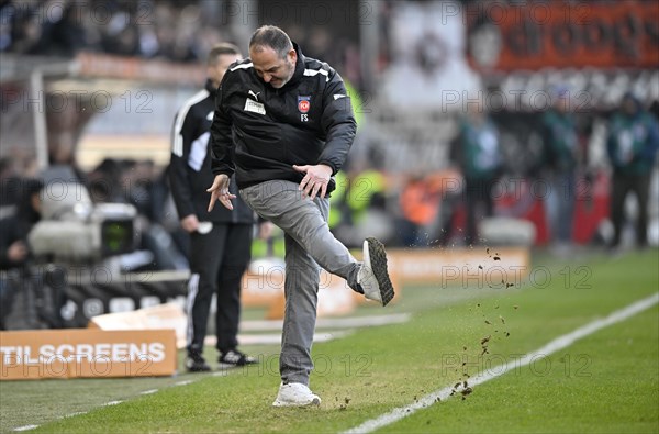 Coach Frank Schmidt 1. FC Heidenheim 1846 FCH on the sidelines, gesture, gesture, angry, kicks in grass, Voith-Arena, Heidenheim, Baden-Wuerttemberg, Germany, Europe