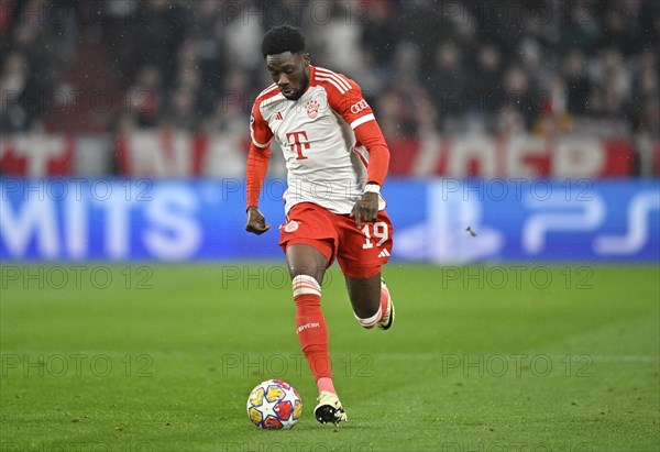 Alphonso Davies Bayern FC Munich FCB (19) Action on the ball Champions League, CL, Allianz Arena, Munich, Bayern, Germany, Europe