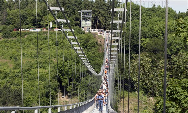 Visitors cross the rope suspension bridge at the Rappbode dam, 483 metres long, 100 metres above the valley floor, Oberharz, 11.06.2017