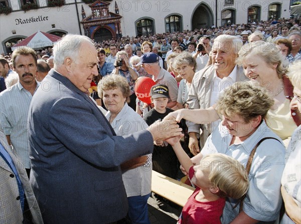 Federal Chancellor Helmut Kohl greets CDU party supporters on the market square in Naumburg in front of his election campaign appearance on 14 August 1998 while bathing in the crowd