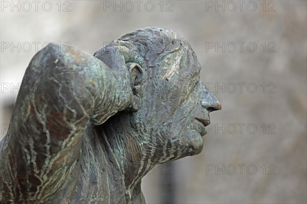 Sculpture Eavesdropper by Karl-Henning Seemann 2007, detail, head, face, gesture, gesticulation, listen, hear, ear, arm, hand, listen, bronze, Marktbreit, Lower Franconia, Franconia, Bavaria, Germany, Europe