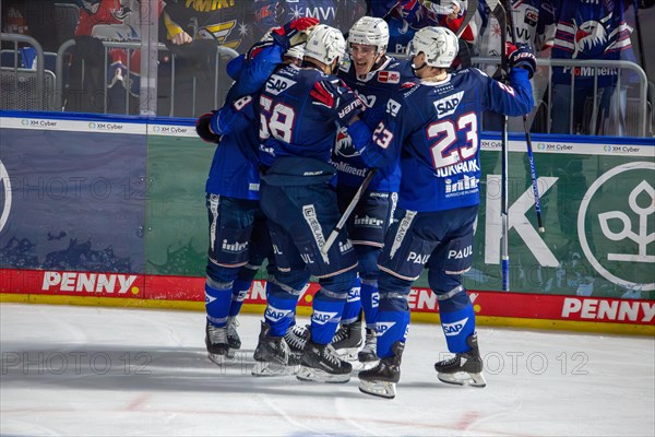 10.03.2024, DEL, German Ice Hockey League season 2023/24, 1st playoff round (pre-playoffs) : Adler Mannheim against Nuremberg Ice Tigers (2:1) . The Adler celebrate after the 2-0 goal
