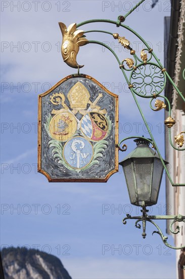 Old, decorated hanging sign of the Werdenfelser Hof inn in Ludwigstrasse, Partenkirchen district, Garmisch-Partenkirchen, Werdenfelser Land, Upper Bavaria, Bavaria, Germany, Europe