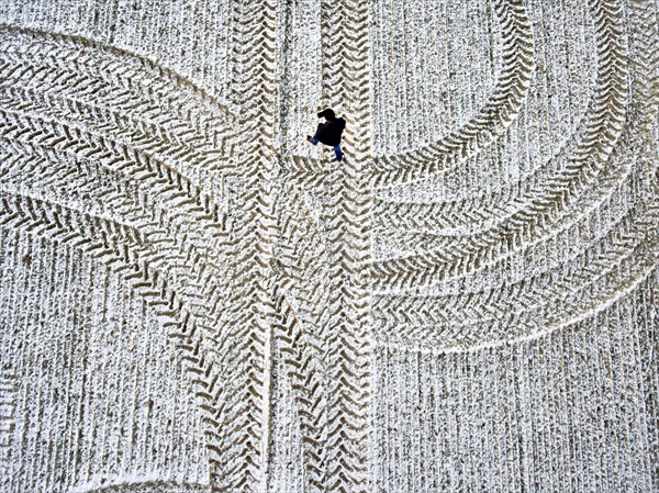 Tractor tyre tracks can be seen on a snow-covered field, 06.01.2017