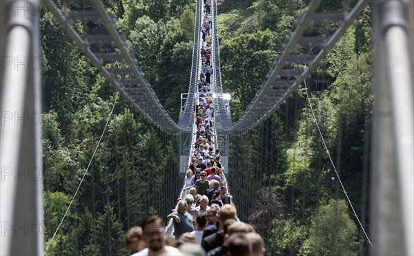 Visitors cross the rope suspension bridge at the Rappbode dam, 483 metres long, 100 metres above the valley floor, Oberharz, 11.06.2017