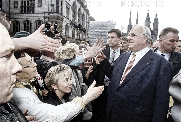 Chancellor Helmut Kohl greets CDU party supporters on the market square in Halle in front of his election campaign appearance on 21 April 1998 while bathing in the crowd