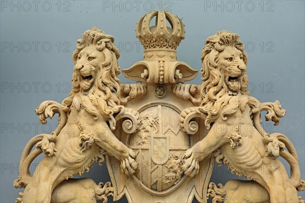 Two lion figures with coat of arms and crown from the historic Kingdom of Bavaria, Bavarian, decorations, frame, sculpture, detail, Old Post Office, Pirmasens, Palatinate Forest, Rhineland-Palatinate, Germany, Europe